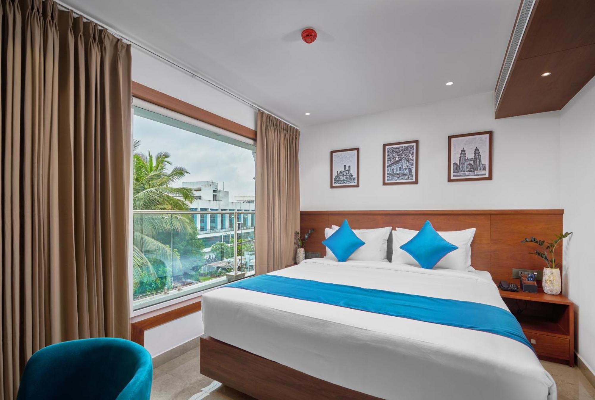 Q-White Crescent Otel Kochi Dış mekan fotoğraf