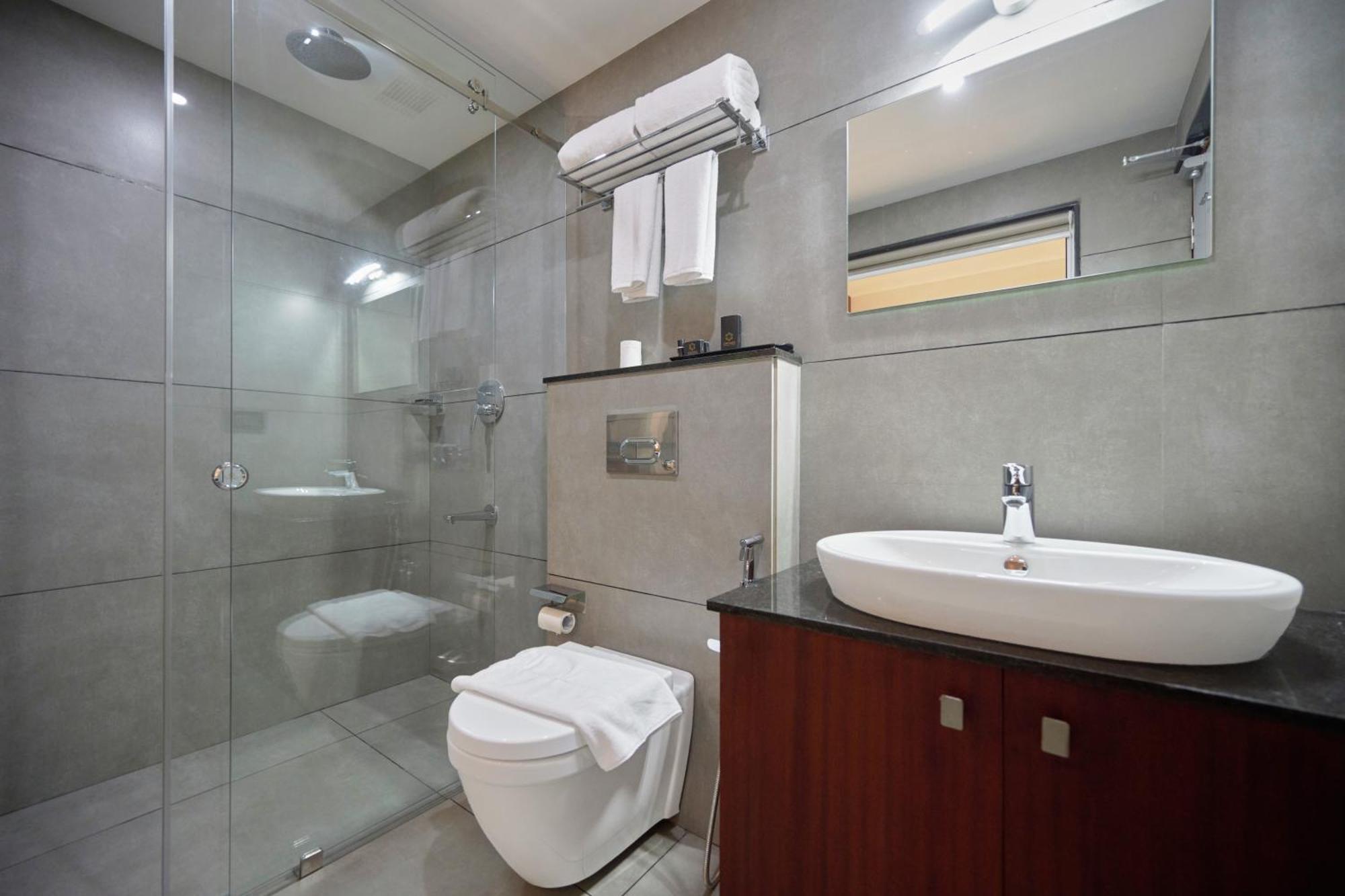 Q-White Crescent Otel Kochi Dış mekan fotoğraf