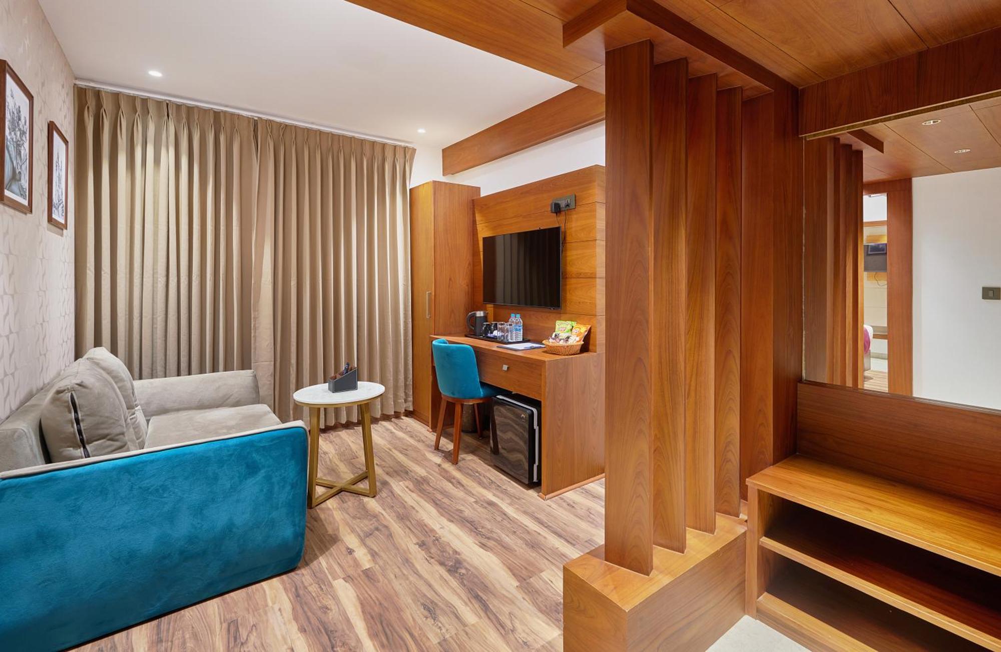 Q-White Crescent Otel Kochi Dış mekan fotoğraf